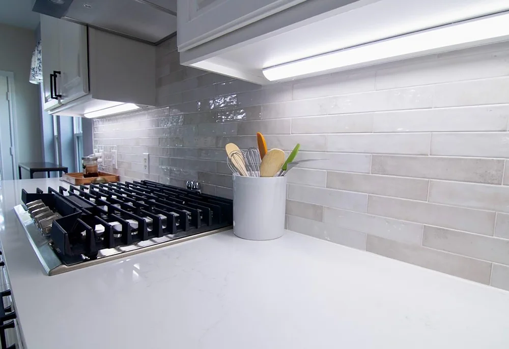 Modern kitchen showing countertop and backsplash meeting at the wall