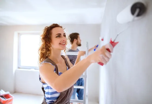 couple-painting-the-house